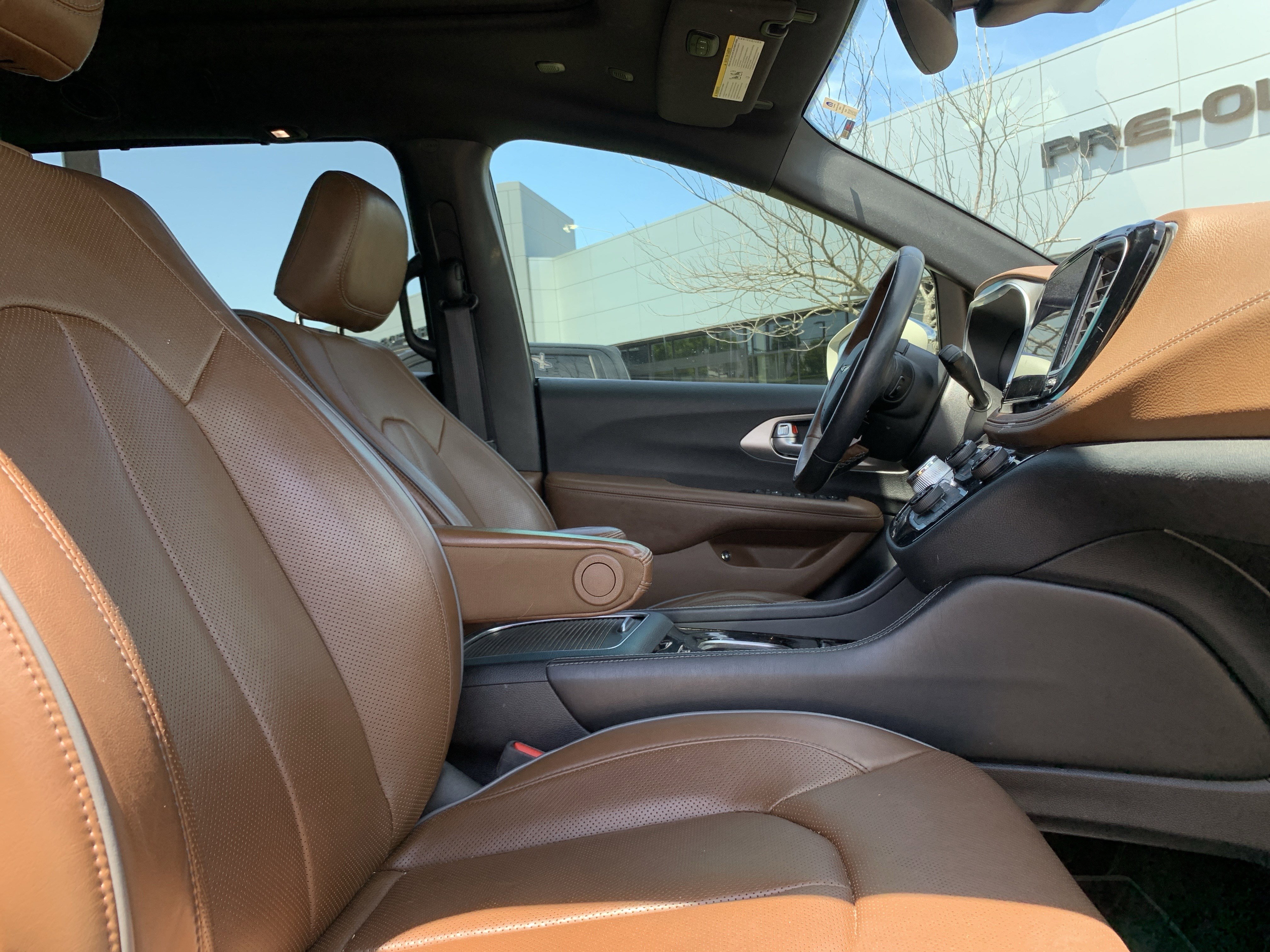 Used 2021 Chrysler Pacifica Limited w/ Uconnect Theater Family Group FWD image 35