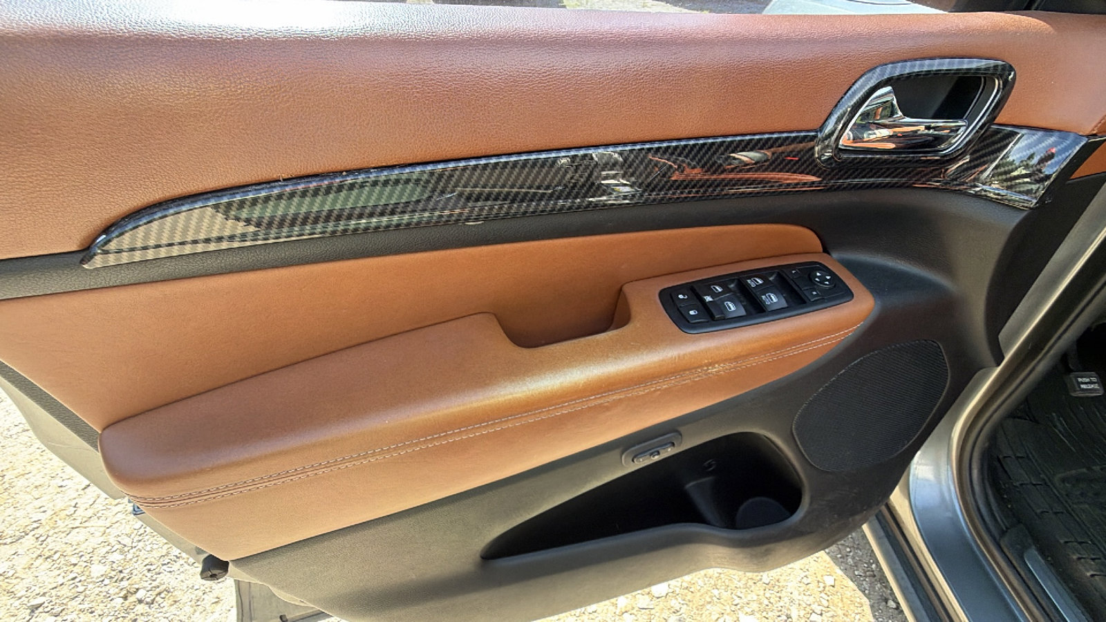 Used 2012 Jeep Grand Cherokee Overland Summit RWD image 14