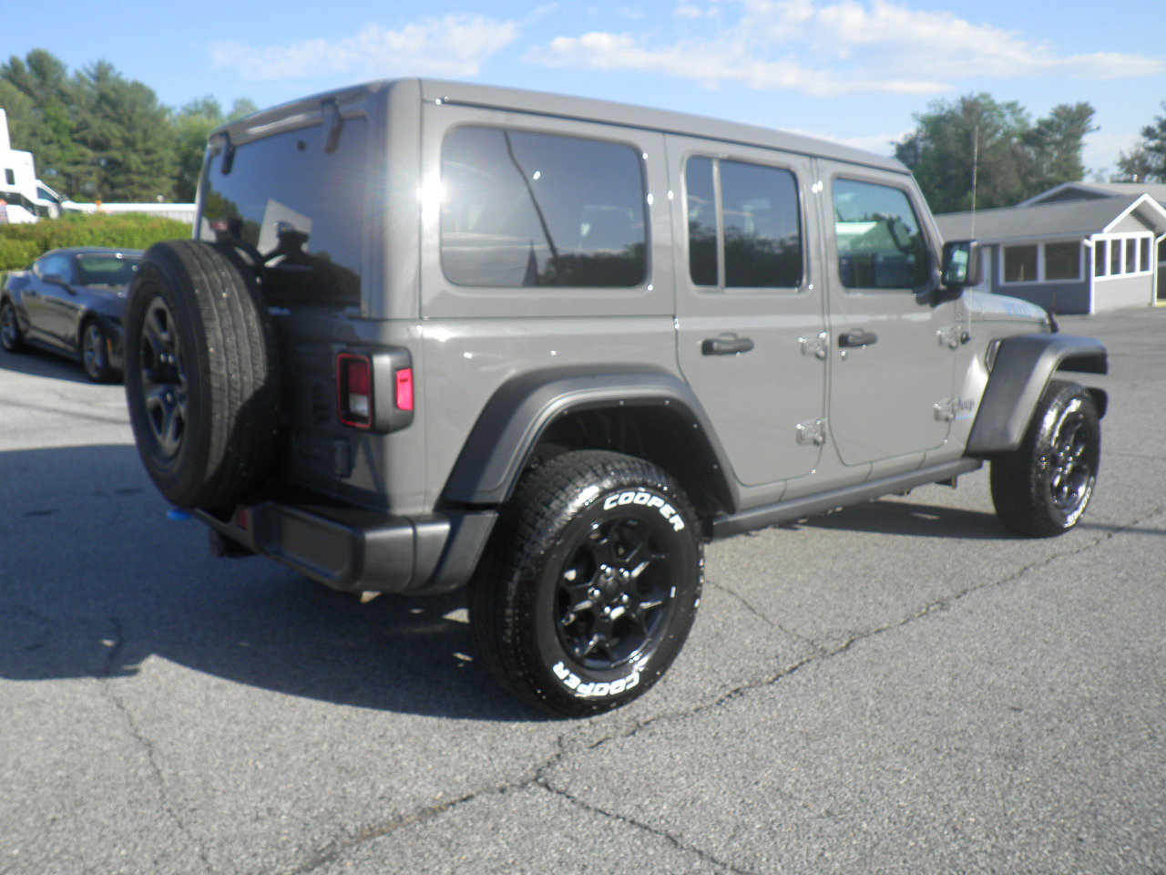 Used 2023 Jeep Wrangler Unlimited w/ Sun & Screen Package AWD/4WD image 5