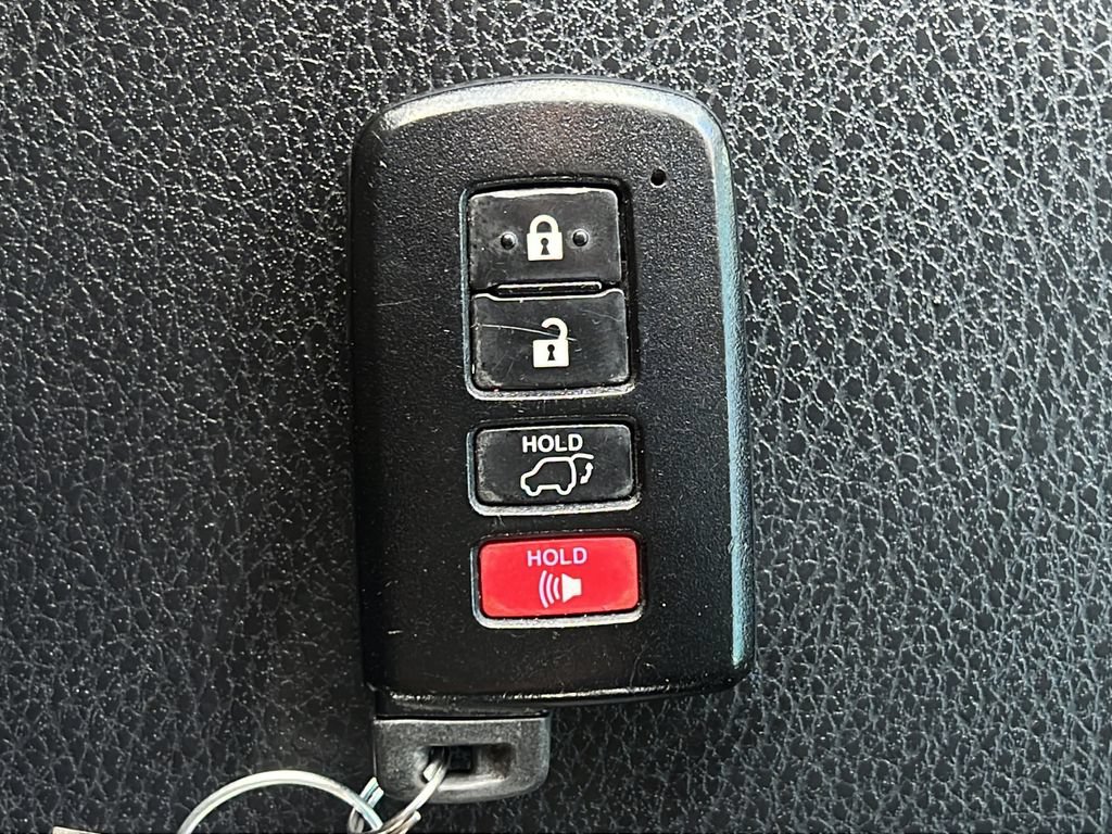 Used 2018 Toyota RAV4 XLE FWD image 24