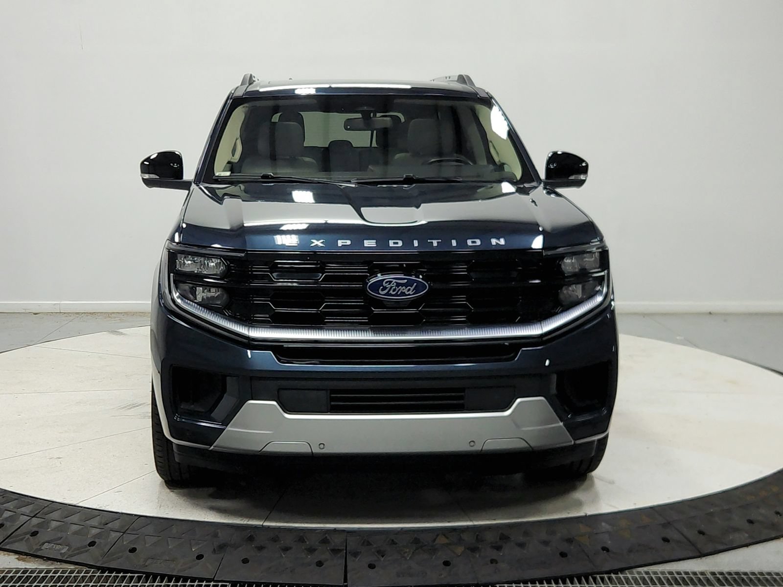 Used 2025 Ford Expedition Platinum w/ Driver's Package AWD/4WD image 3
