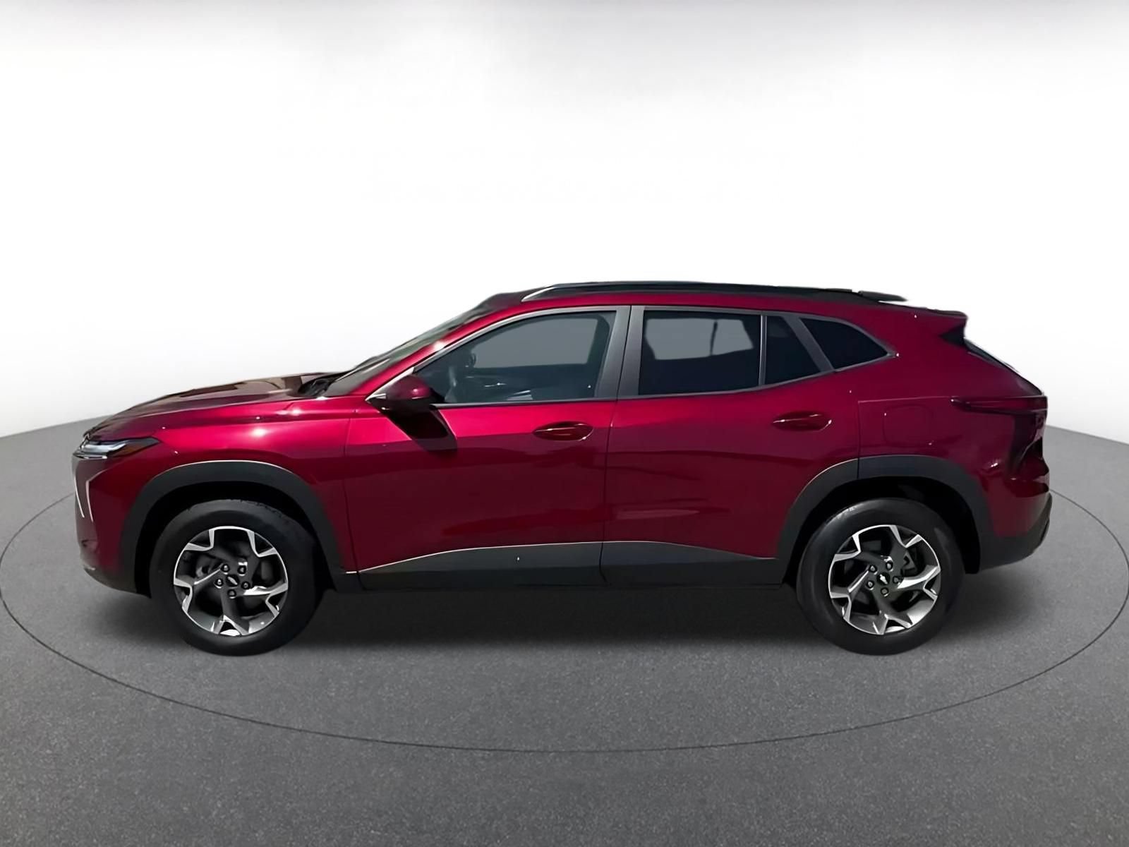 Used 2025 Chevrolet Trax LT FWD image 7