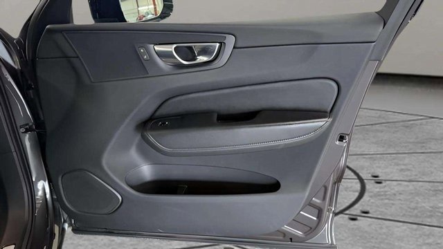 Used 2025 Volvo XC60 B5 Plus image 23