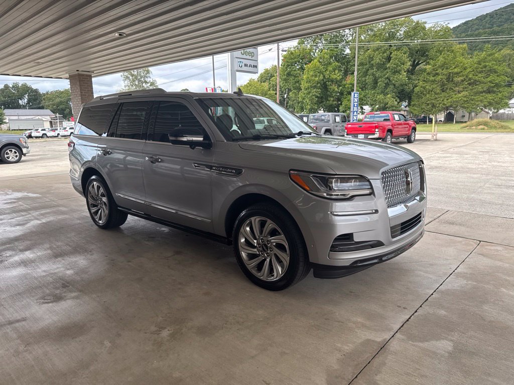 Used 2024 Lincoln Navigator Reserve AWD/4WD image 3