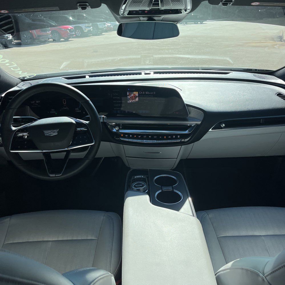 Used 2024 Cadillac Lyriq Luxury image 2