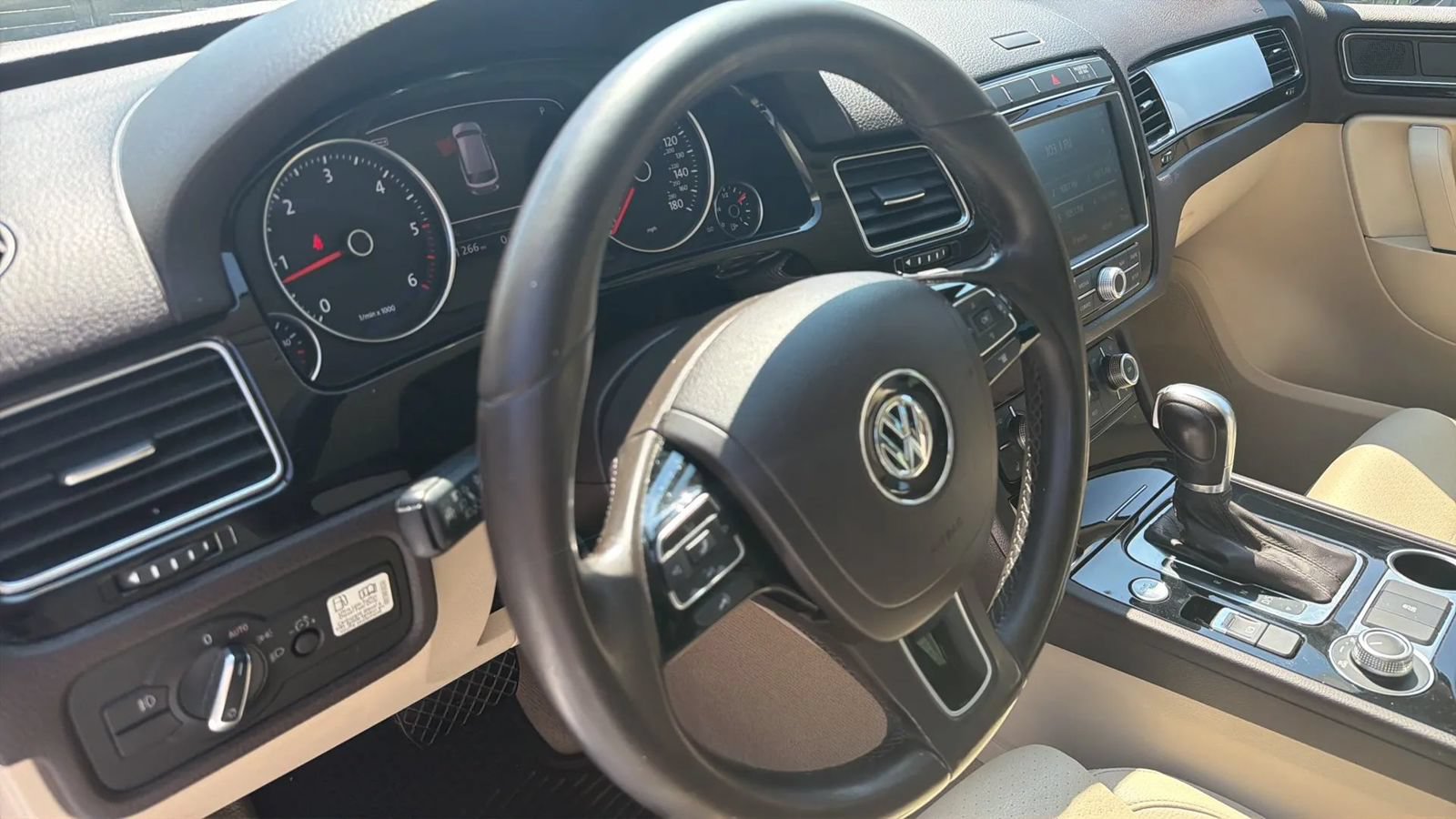 Used 2015 Volkswagen Touareg Sport AWD/4WD image 17