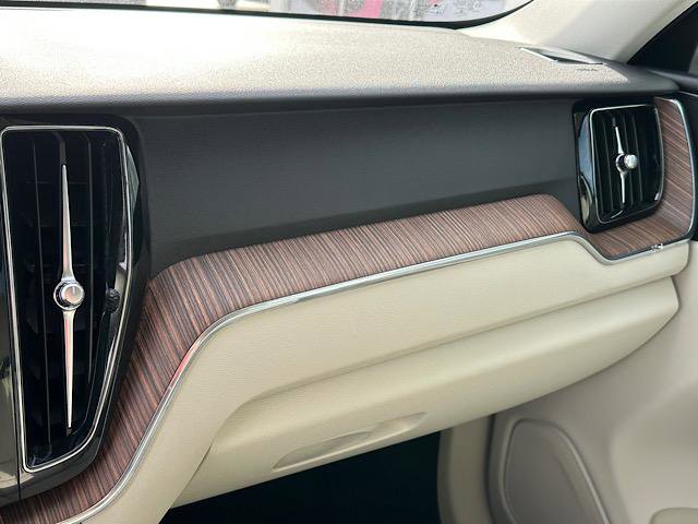 Used 2021 Volvo XC60 T5 Momentum w/ Premium Package image 28