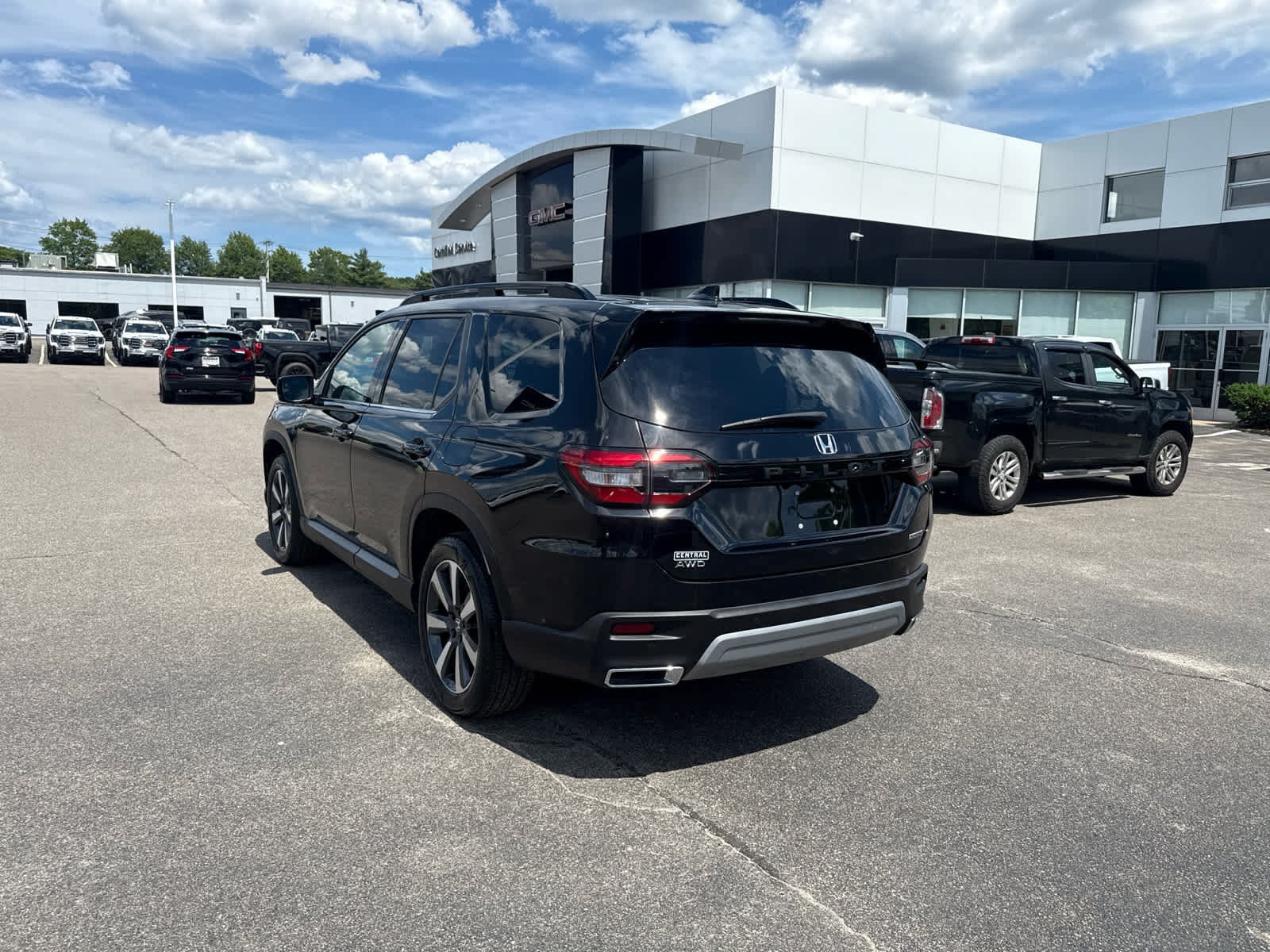 Used 2025 Honda Pilot Touring image 3