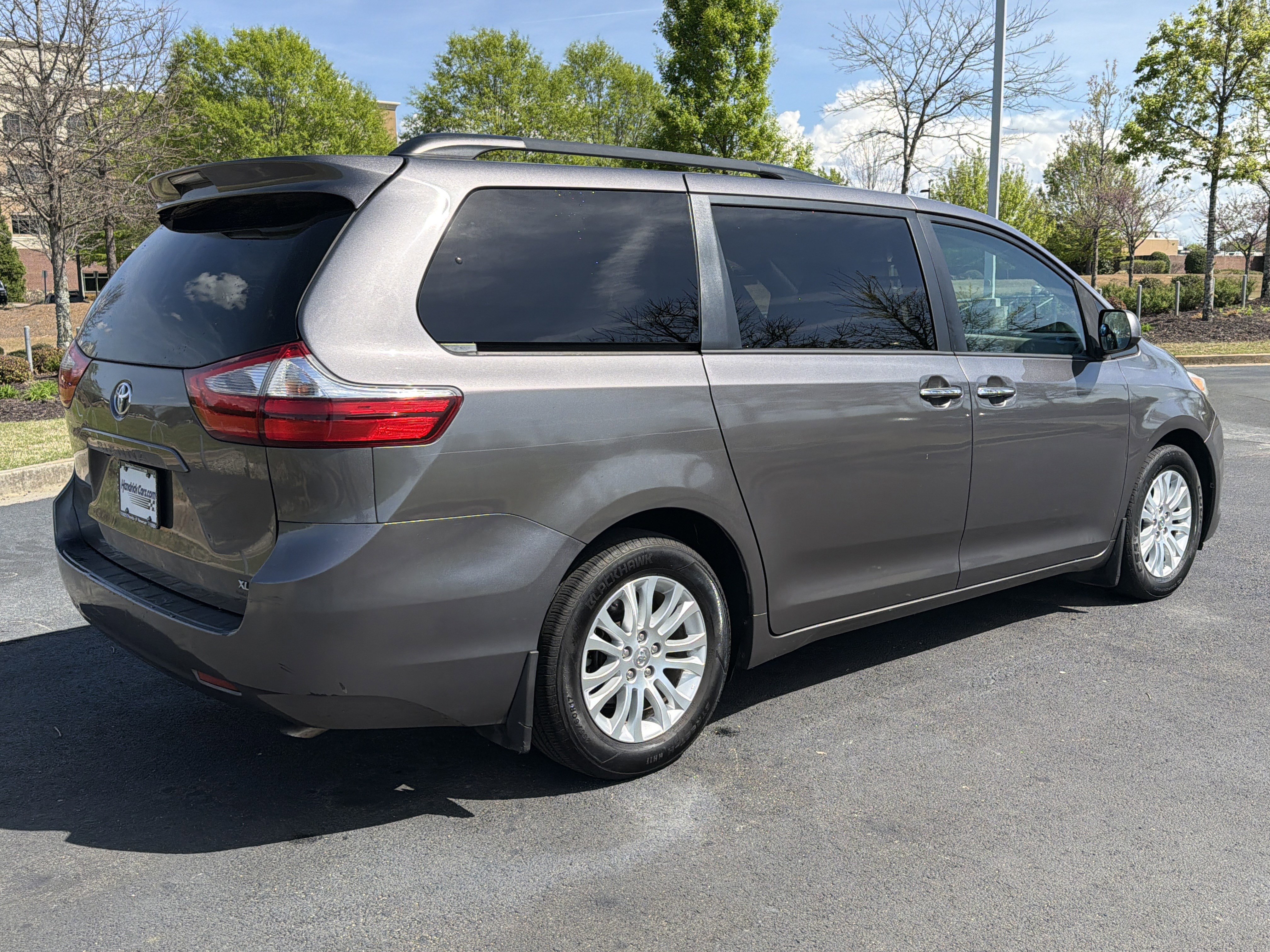 Used 2017 Toyota Sienna XLE image 9