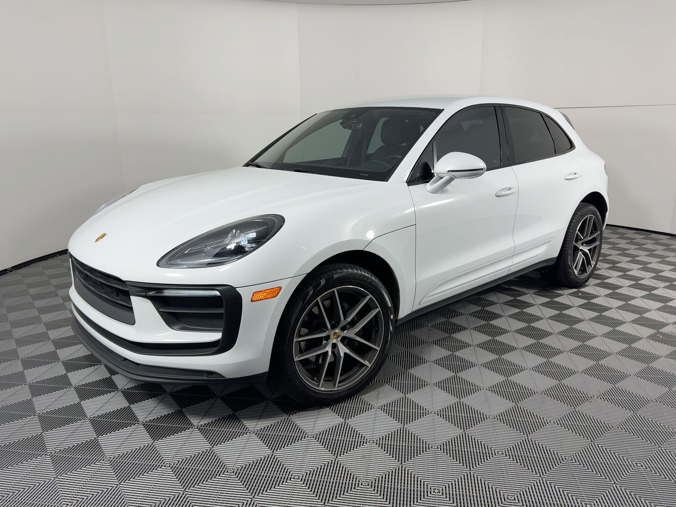 Certified 2022 Porsche Macan AWD/4WD image 1