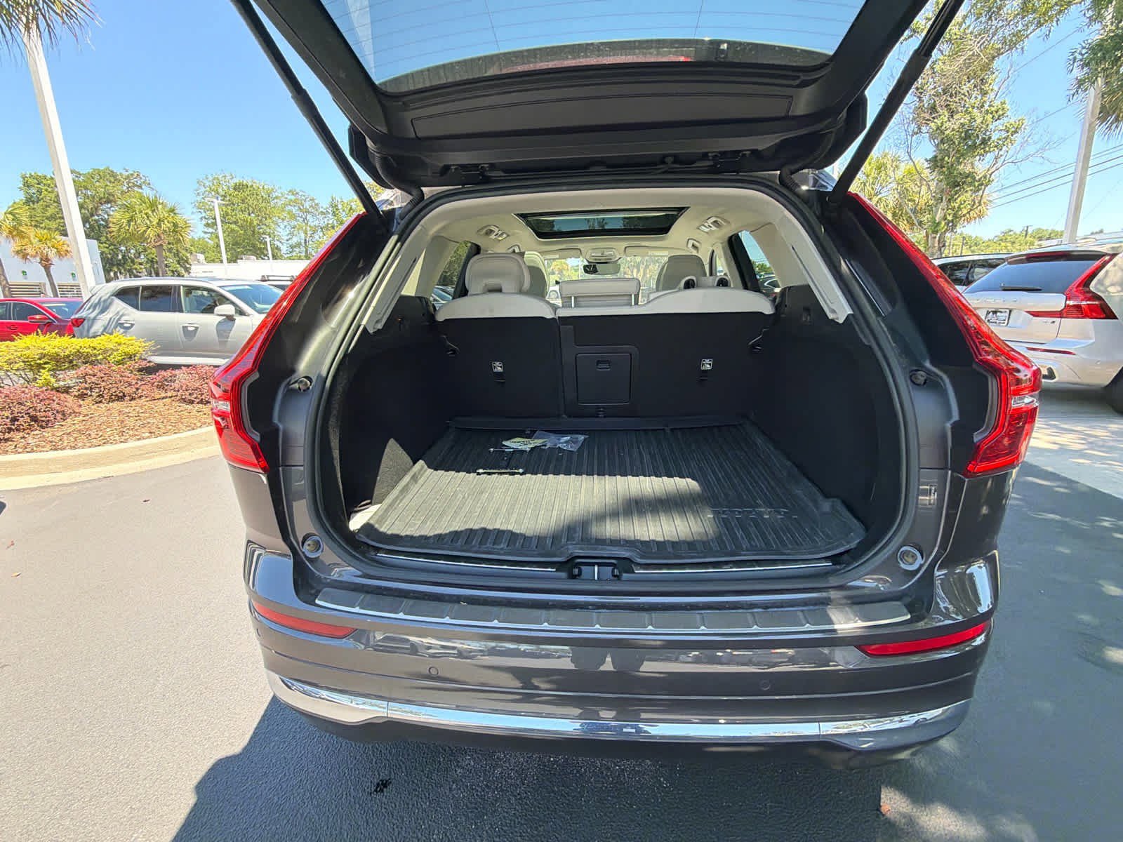 Used 2023 Volvo XC60 B5 Plus w/ Protection Package Premier FWD image 25