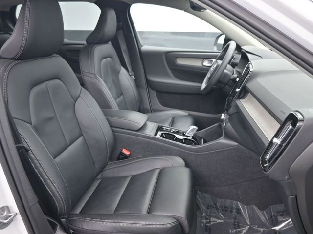 Used 2024 Volvo XC40 B5 Plus image 31