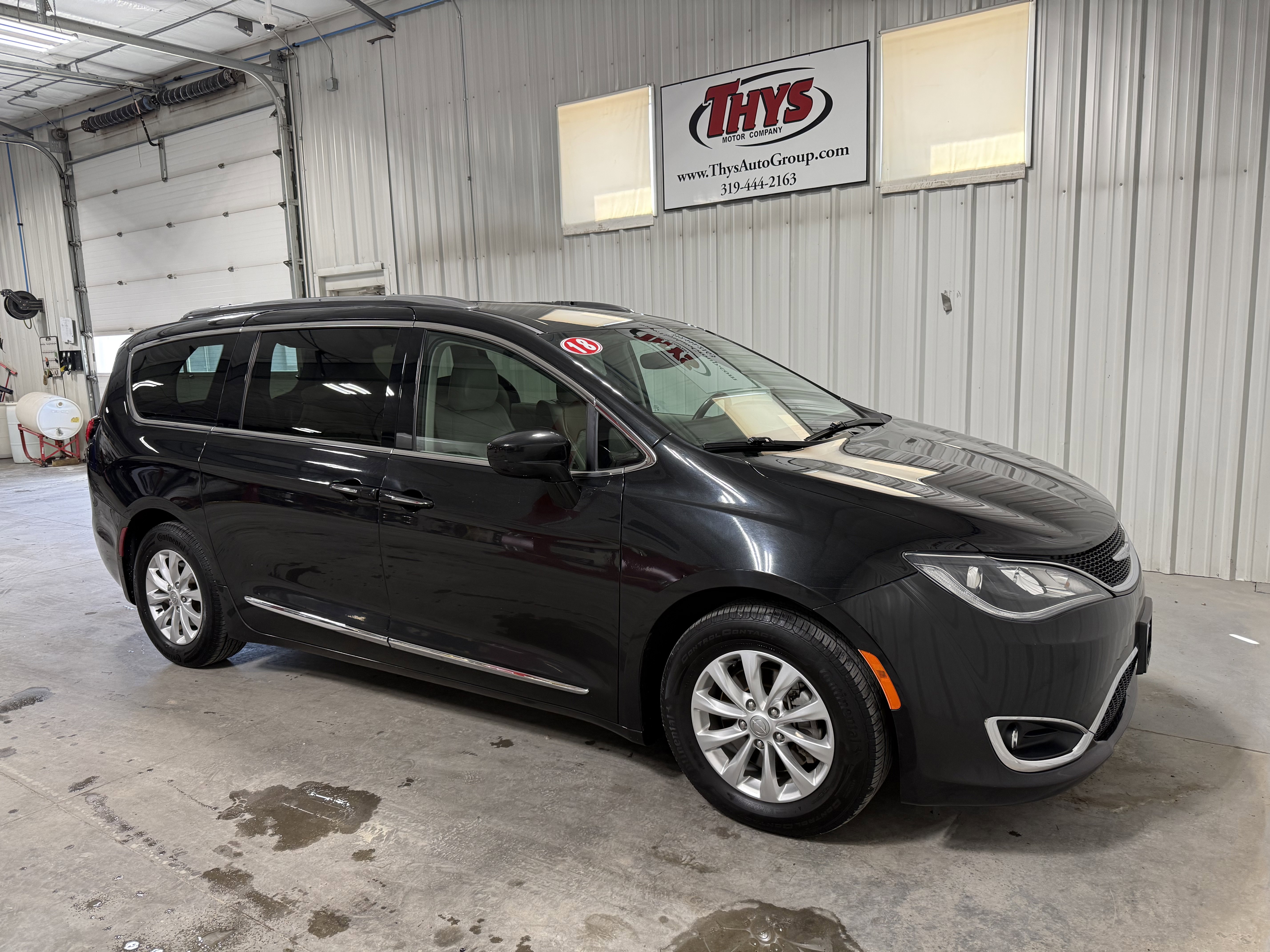 Used 2018 Chrysler Pacifica Touring-L FWD image 1