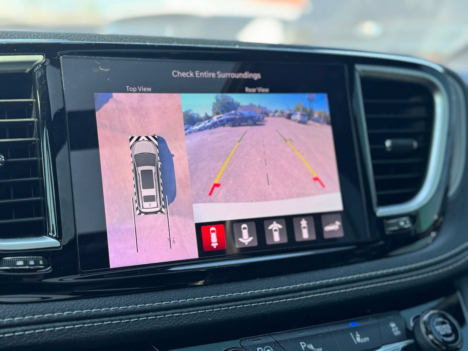 Used 2022 Chrysler Pacifica Limited w/ Uconnect Theater Family Group FWD image 22