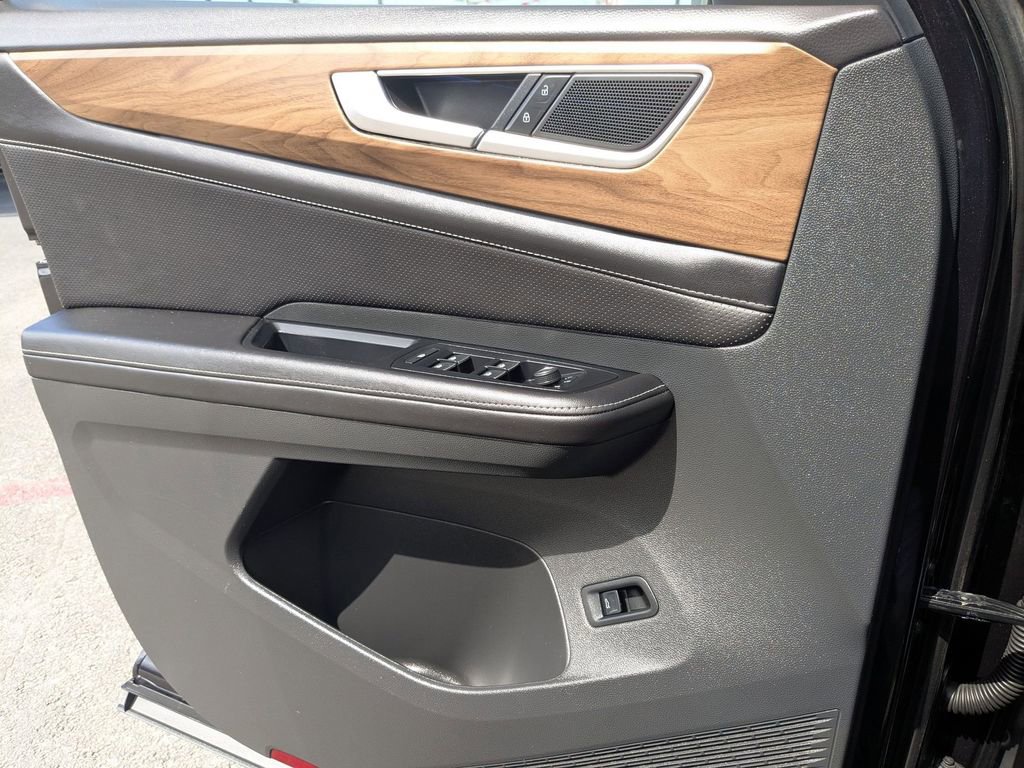 Used 2025 Volkswagen Atlas SE image 4