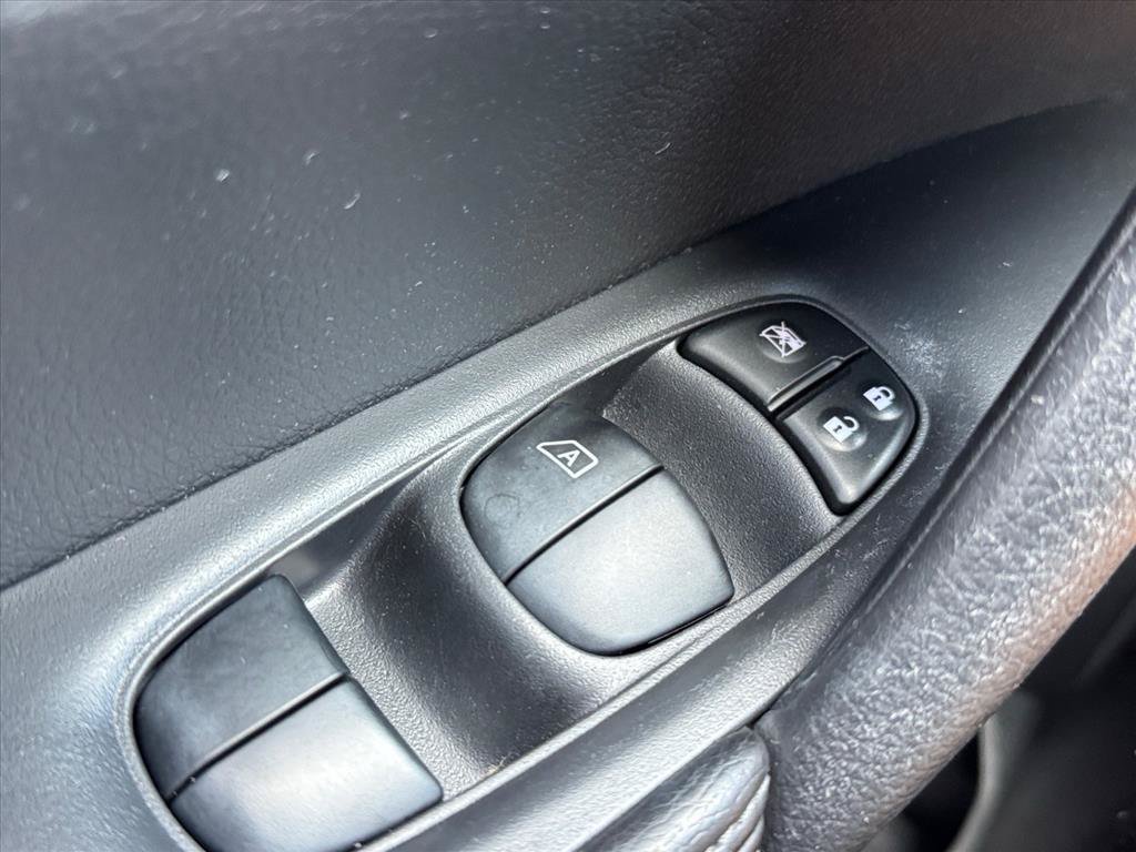 Used 2015 Nissan Rogue S FWD image 16