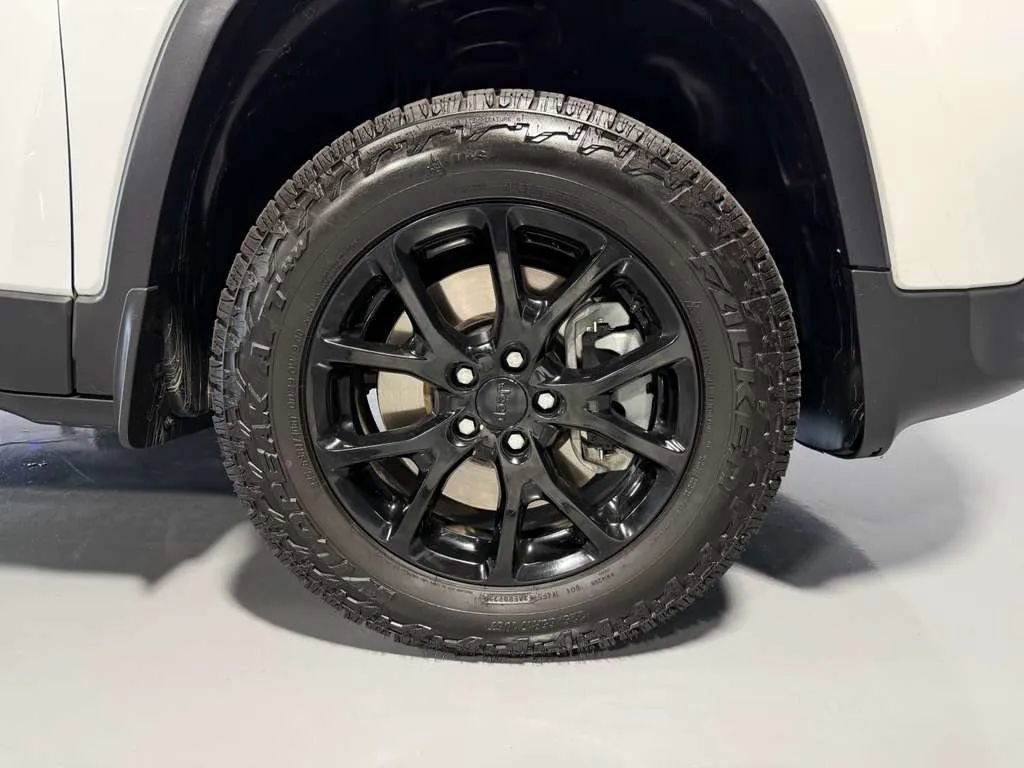 Used 2016 Jeep Cherokee Latitude w/ Comfort/Convenience Group AWD/4WD image 11