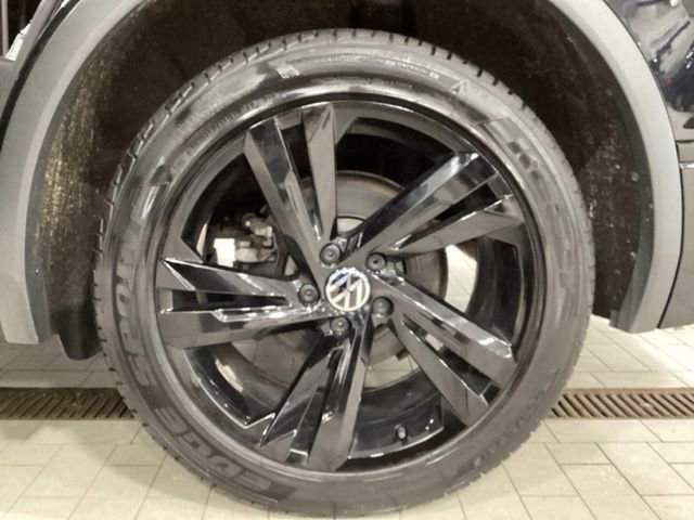 Certified 2023 Volkswagen Tiguan SE R-Line AWD/4WD image 23
