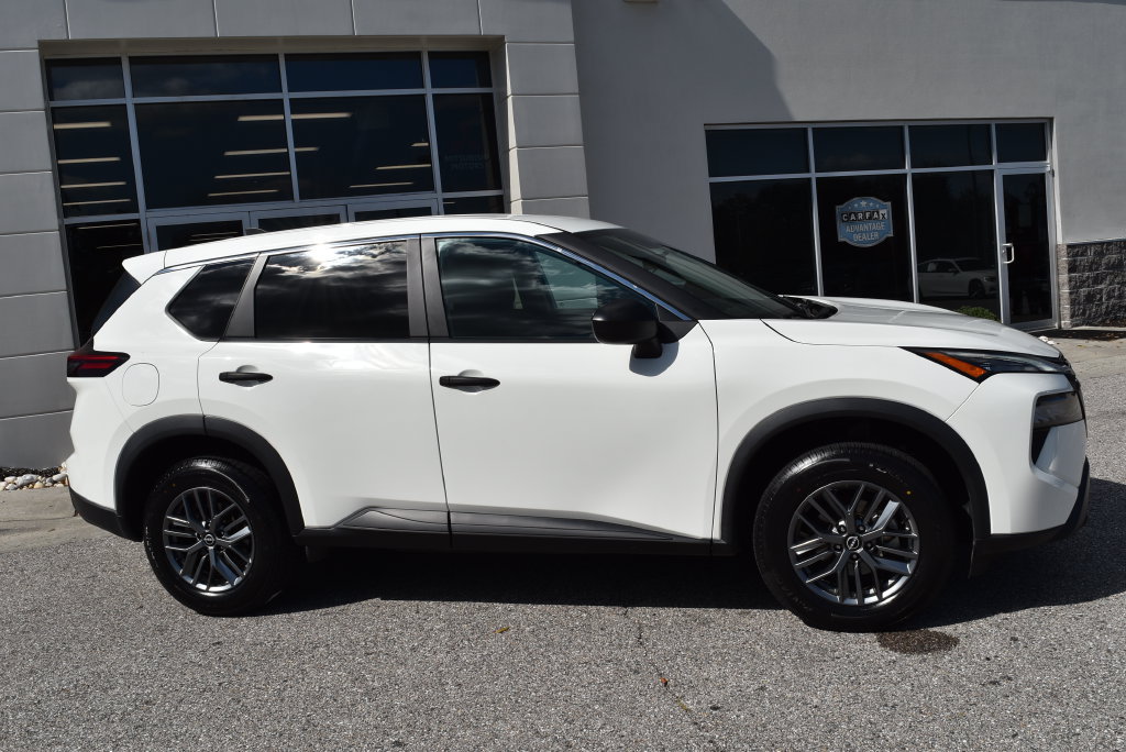 Used 2024 Nissan Rogue S FWD image 2