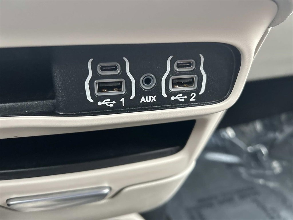 Used 2023 Chrysler Pacifica Touring-L image 28