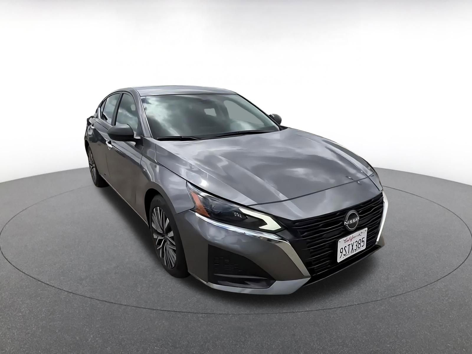 Used 2025 Nissan Altima 2.5 SV FWD image 3