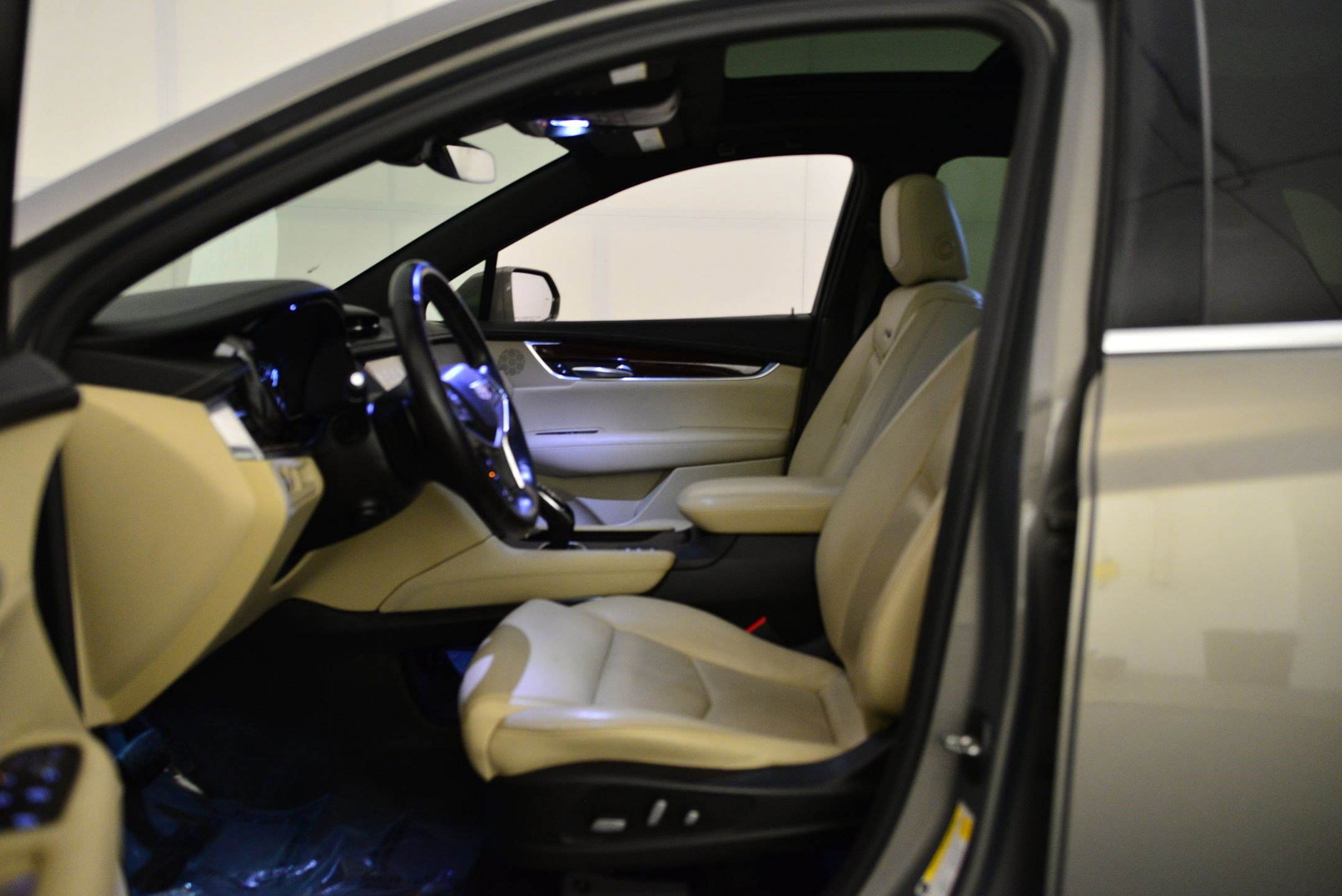 Used 2018 Cadillac XT5 Luxury w/ Driver Awareness Package image 24