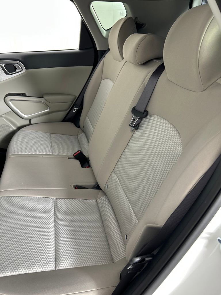 Used 2023 Kia Soul LX w/ LX Technology Package FWD image 17