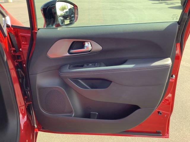 Used 2025 Chrysler Pacifica Select image 39