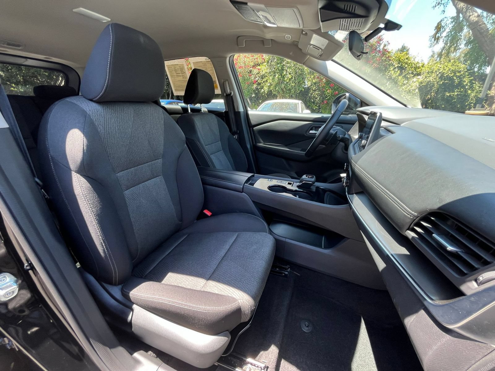 Used 2025 Nissan Rogue SV FWD image 37