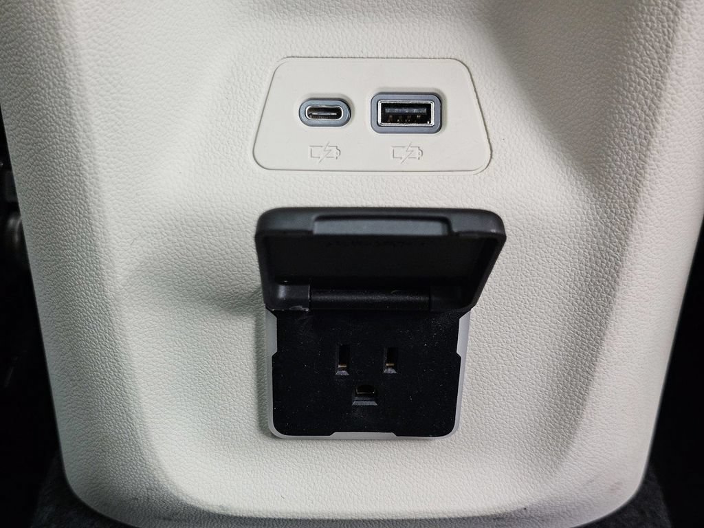Used 2022 Buick Envision Avenir w/ Premium Seat Package FWD image 32