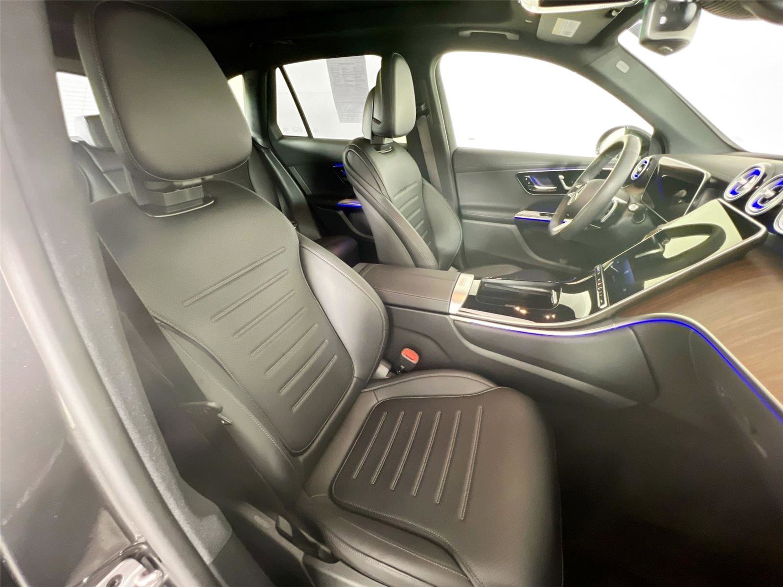 Used 2025 Mercedes-Benz GLC 300 4MATIC image 28