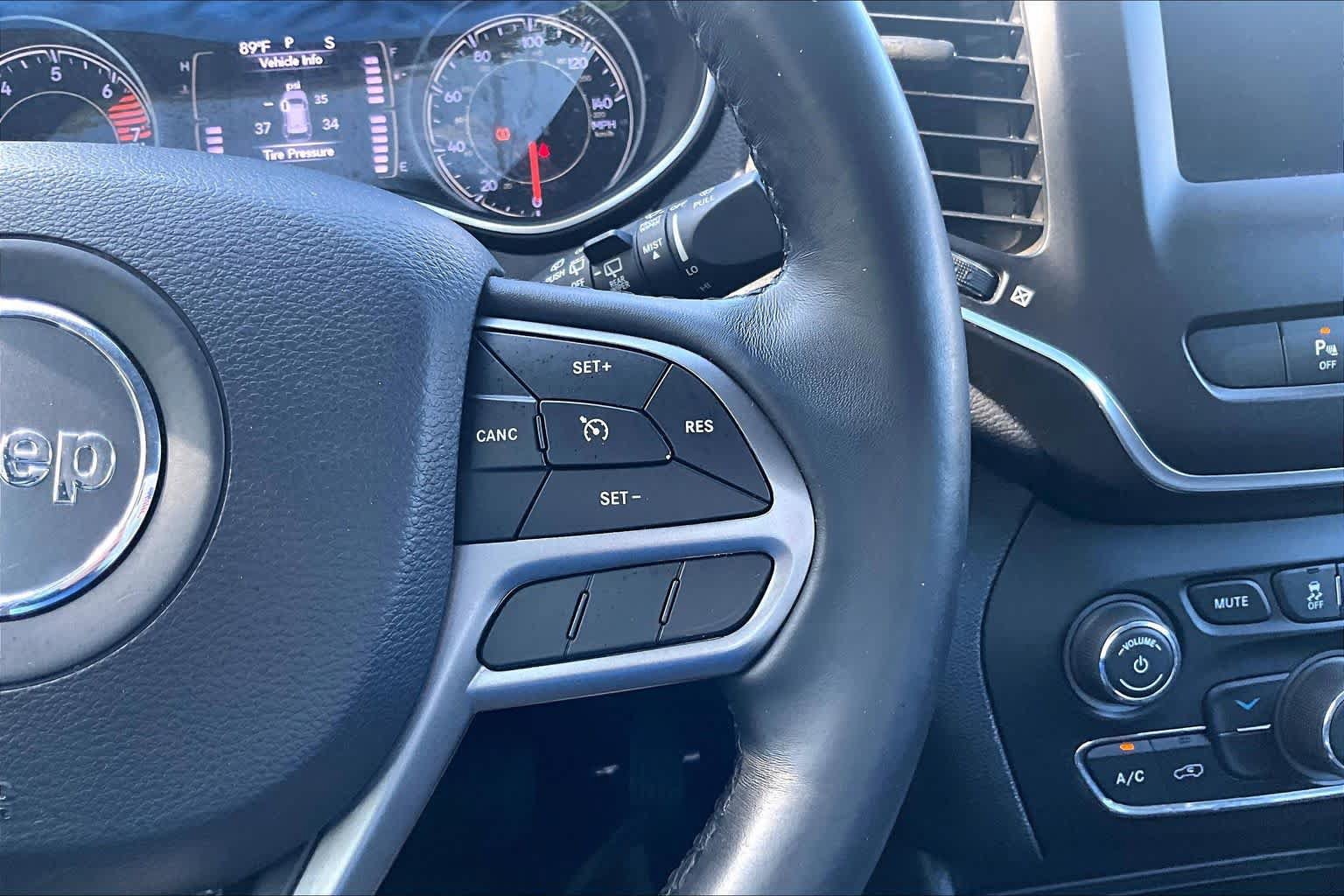 Used 2019 Jeep Cherokee Latitude Plus FWD image 25