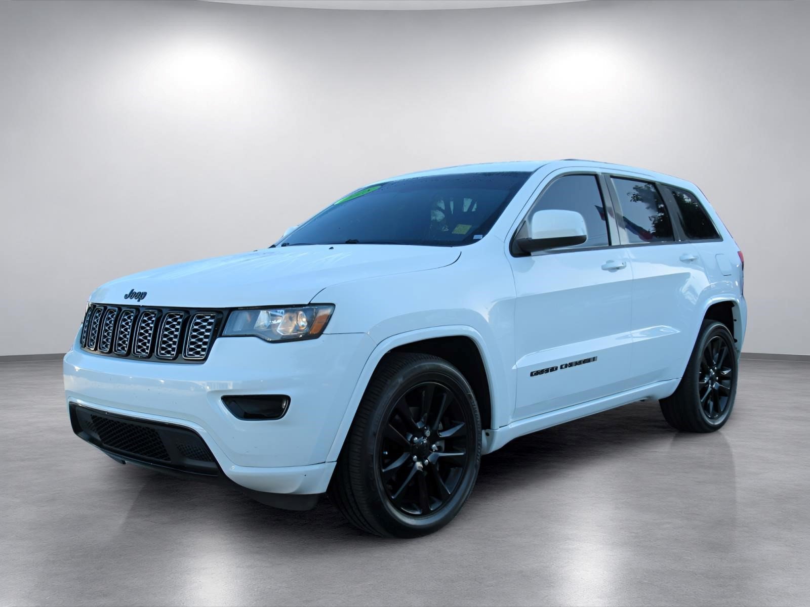 Used 2018 Jeep Grand Cherokee Altitude RWD image 3