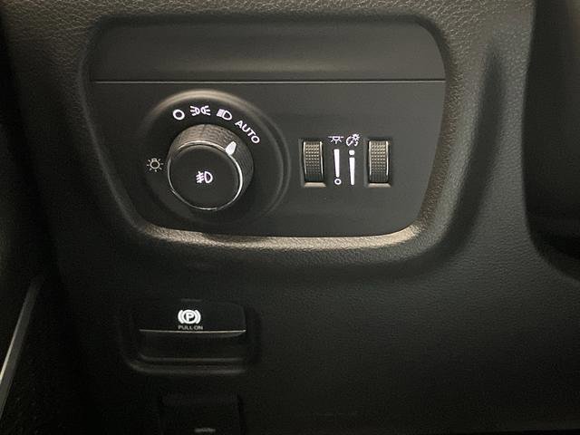 Used 2022 Jeep Grand Cherokee Limited image 25