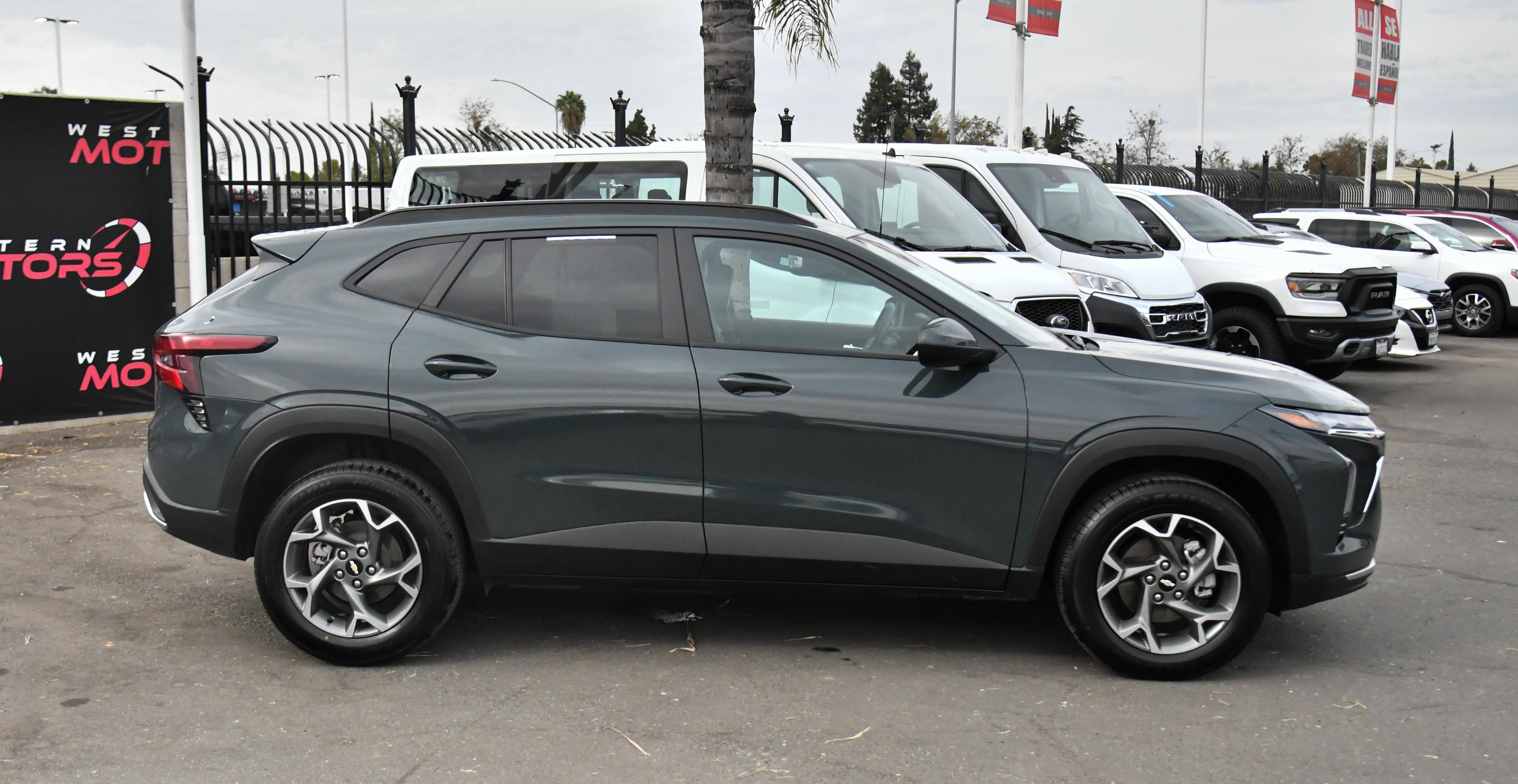 Used 2025 Chevrolet Trax LT FWD image 9