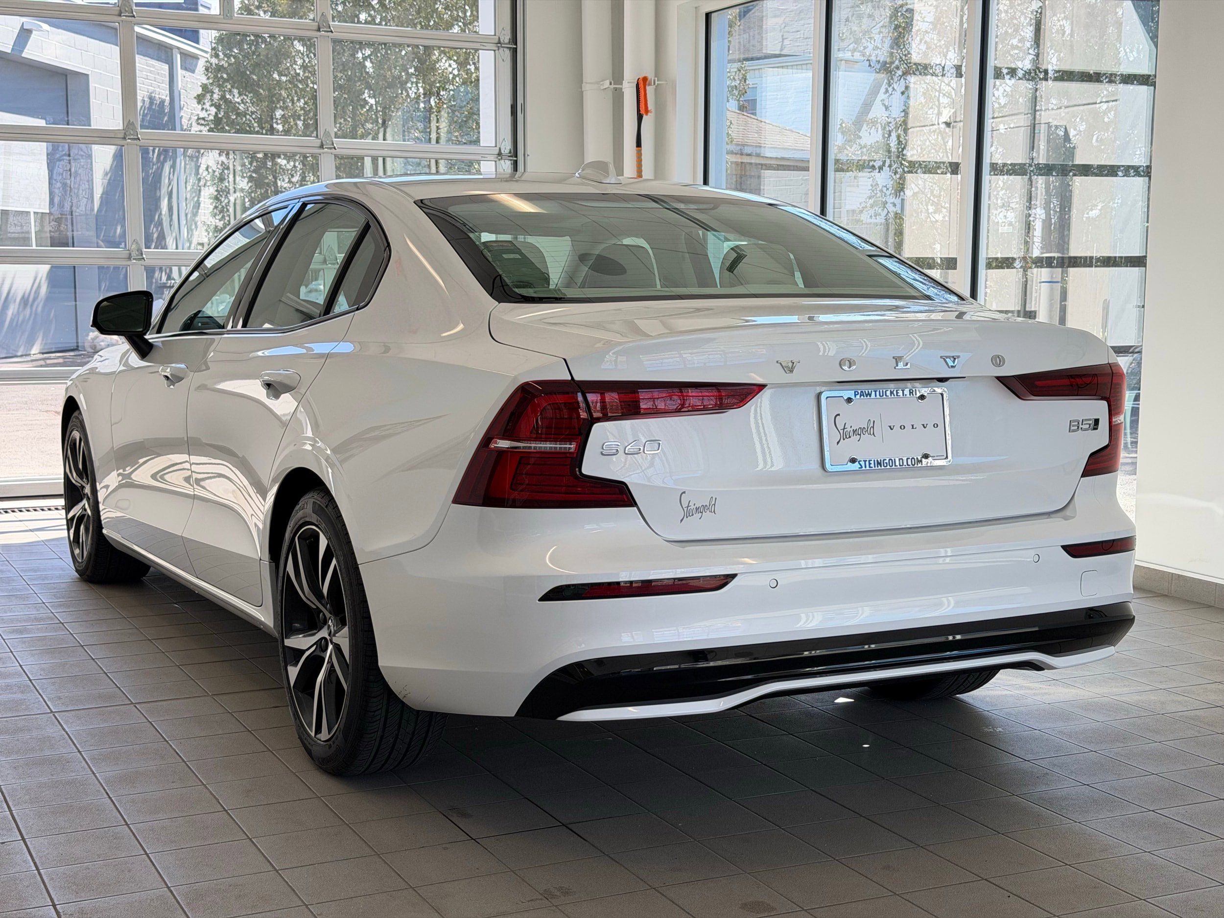 Certified 2025 Volvo S60 B5 Core image 9
