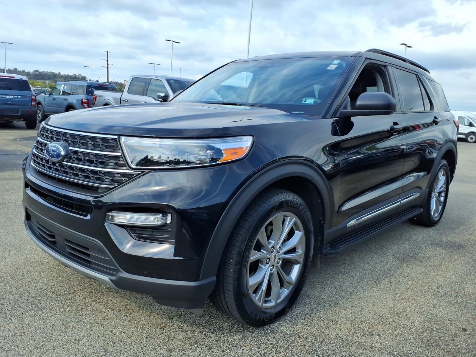 Used 2023 Ford Explorer XLT w/ Equipment Group 202A AWD/4WD image 3