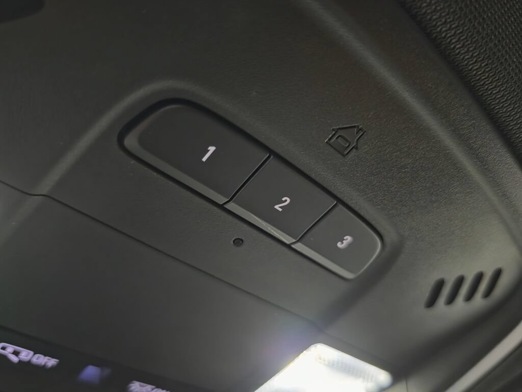 Used 2023 Chevrolet Traverse LT w/ Rear Camera Mirror Package AWD/4WD image 19