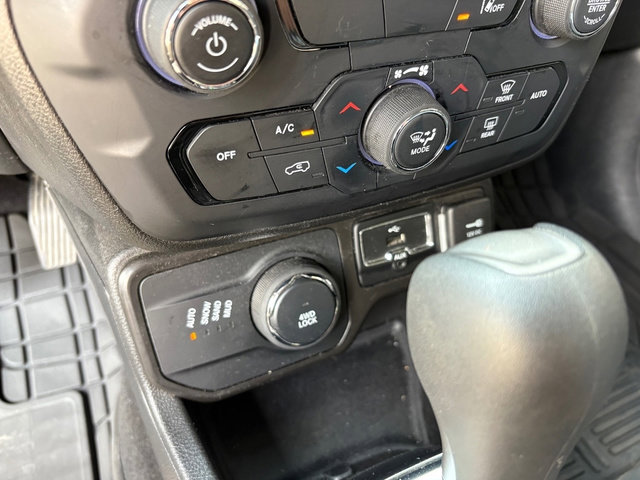 Used 2021 Jeep Renegade Latitude AWD/4WD image 27