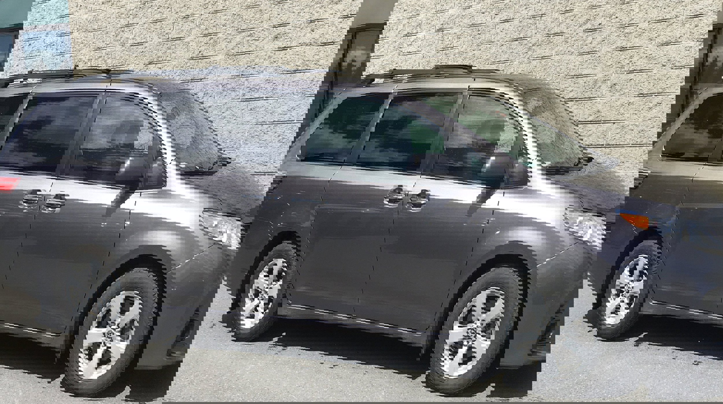 Used 2019 Toyota Sienna LE image 3