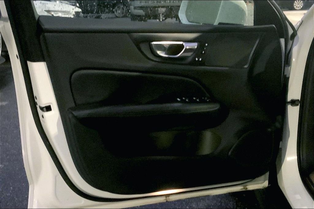 Used 2022 Volvo V60 T5 Cross Country image 22