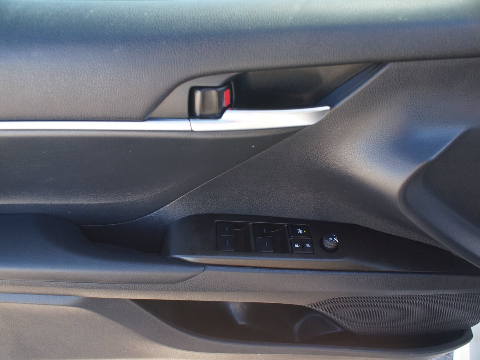 Used 2024 Toyota Camry SE w/ Cold Weather Package FWD image 28