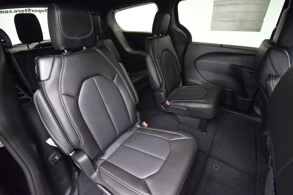 New 2027 Chrysler Pacifica Select w/ Family Tech Group FWD image 18