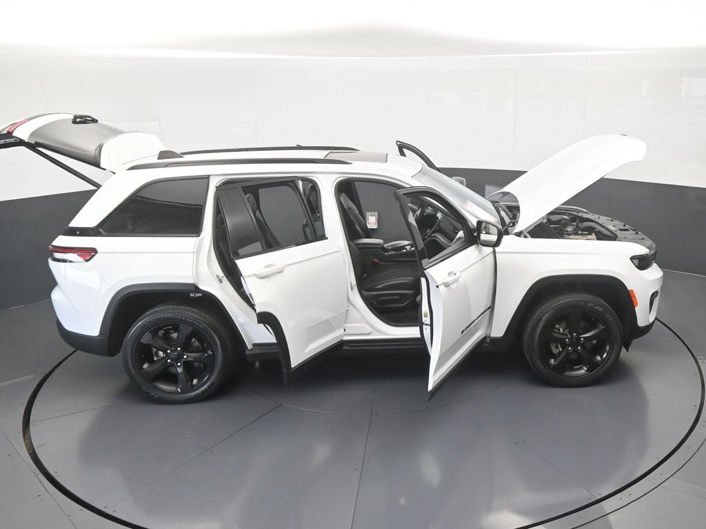 Used 2024 Jeep Grand Cherokee Altitude RWD image 67