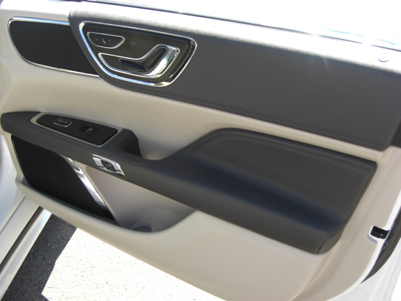 Used 2017 Lincoln Continental Premiere image 18