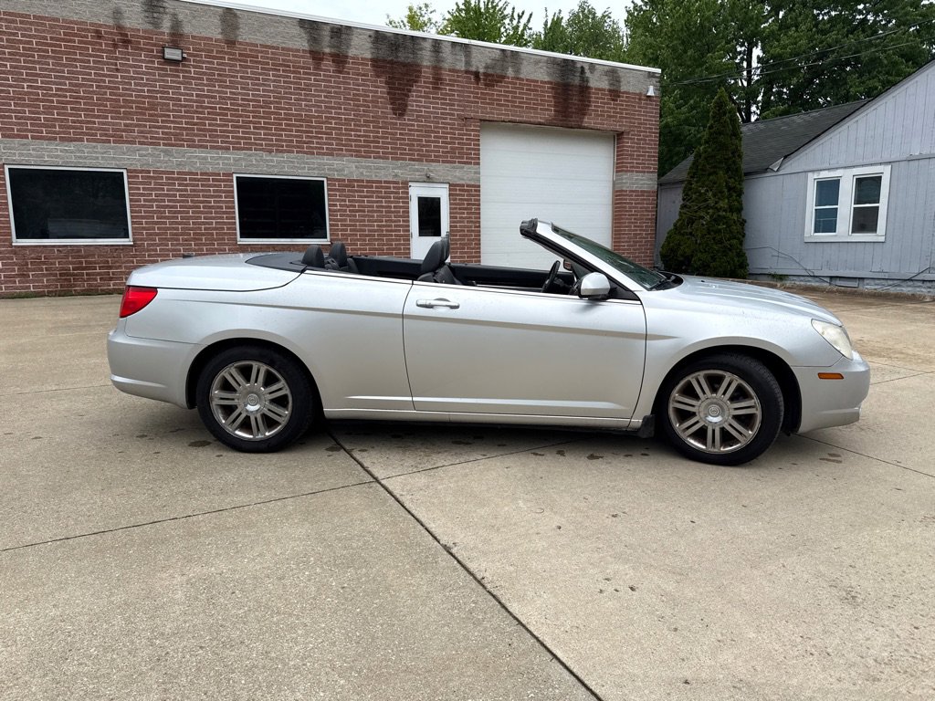 Used 2009 Chrysler Sebring Limited FWD image 4