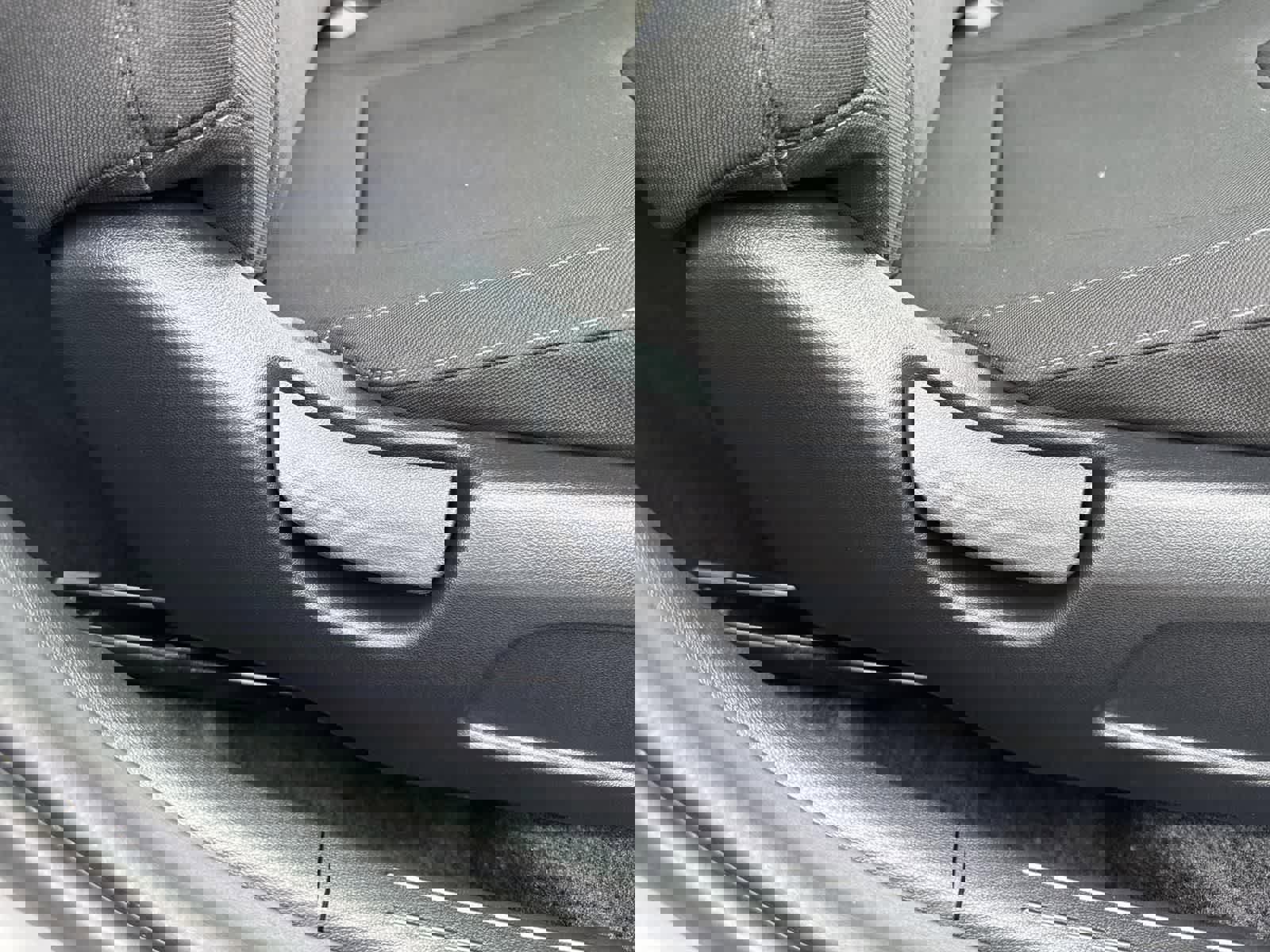 Certified 2025 Hyundai Elantra SEL image 40