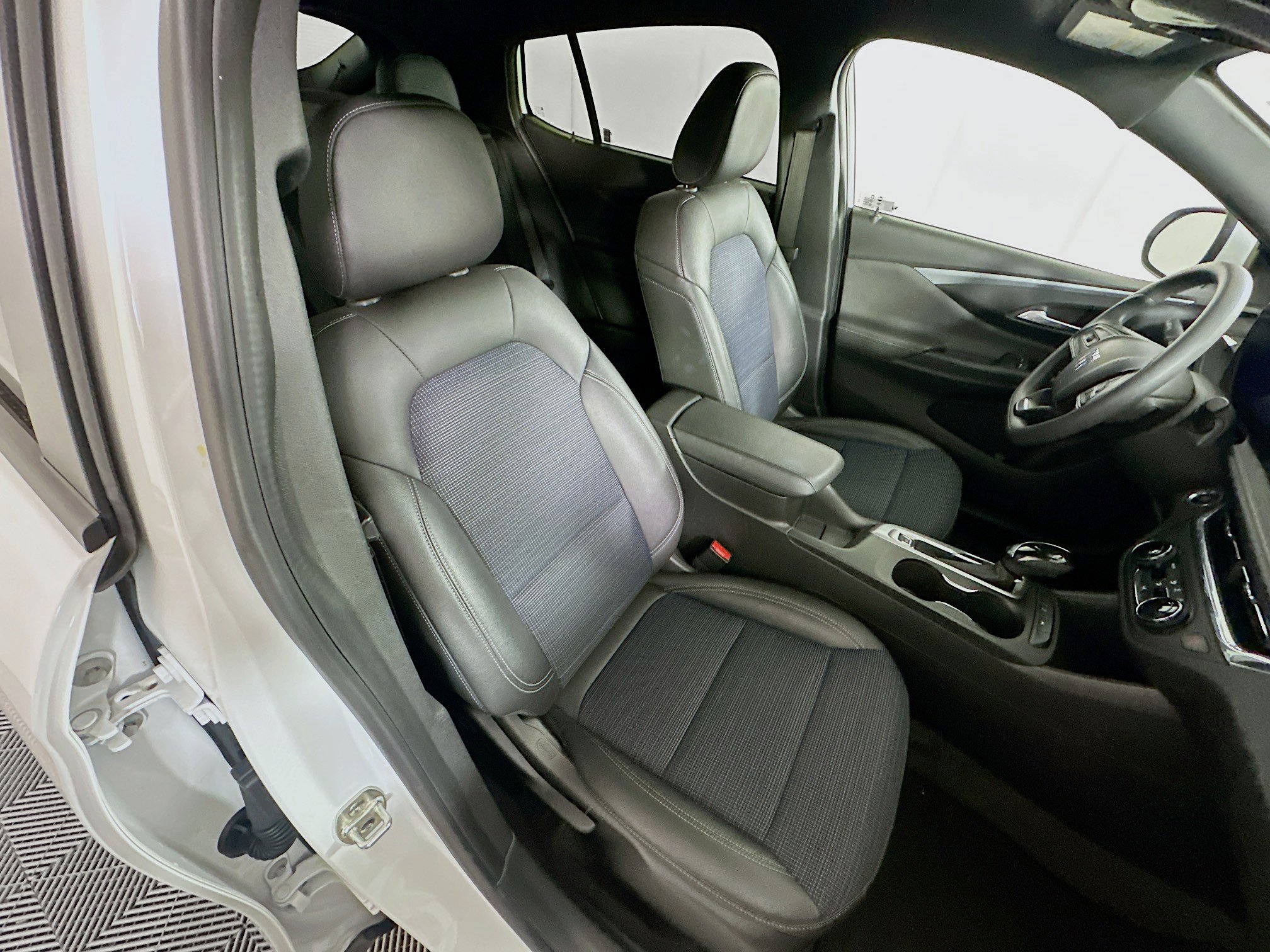 Used 2025 Buick Envista Preferred FWD image 30