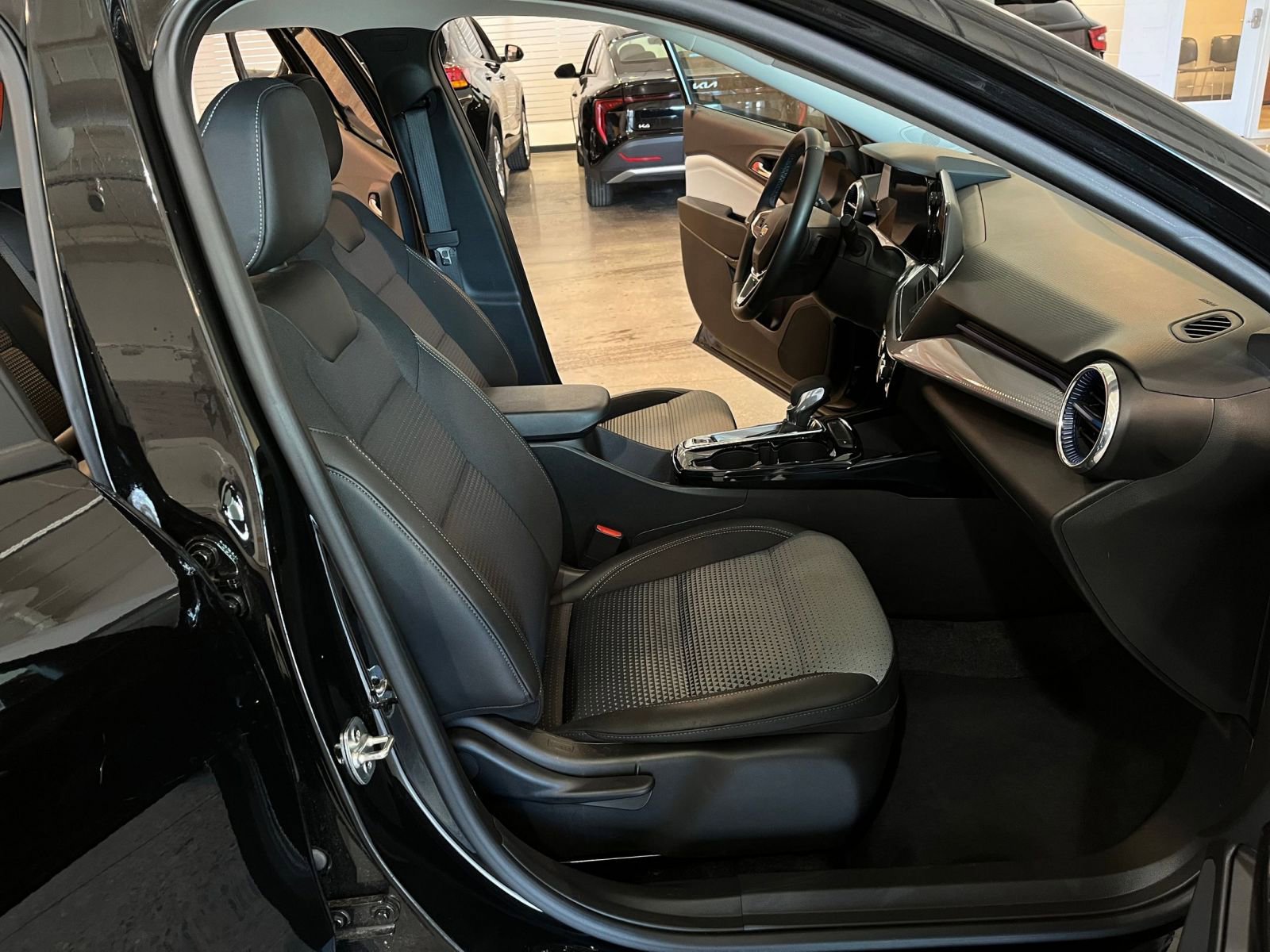 Used 2025 Chevrolet Trax LT w/ LT Convenience Package FWD image 32