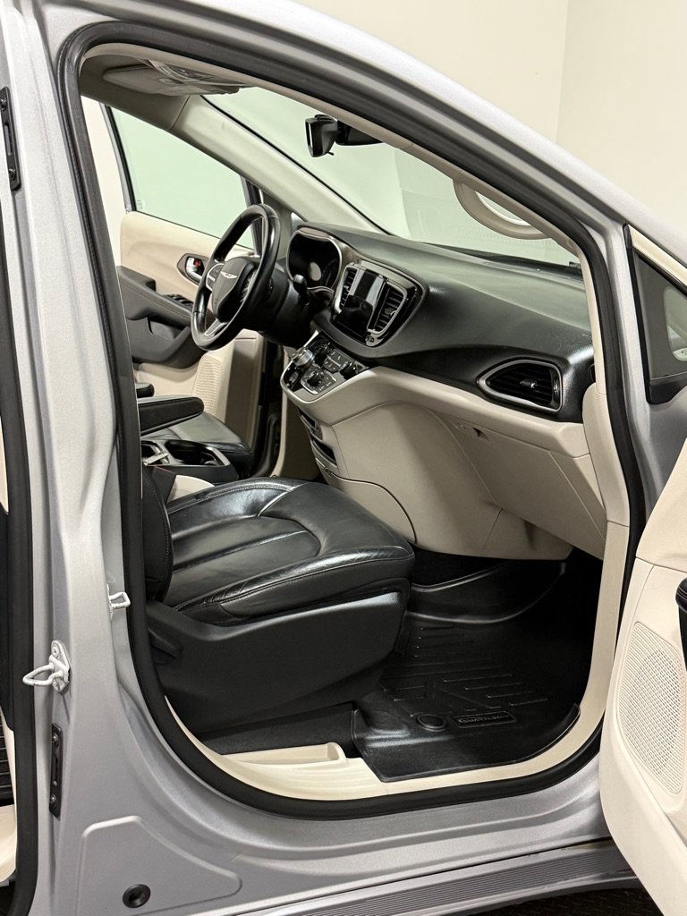 Used 2017 Chrysler Pacifica Touring-L FWD image 12